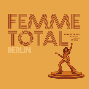 Konzertplakat „Femme Total Berlin“

Grafisches Konzertplakat mit gelbem Hintergrund. Großflächige Schrift zeigt „FEMME TOTAL BERLIN“. Unten steht eine stilisierte Illustration einer Person mit Gitarre auf einer Bühne. Rechts im Bild befindet sich der Hinweis auf die Junction Bar.