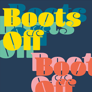 Grafisches Poster „Boots Off“

Grafisches Motiv mit mehrfach übereinandergelegtem Schriftzug „Boots Off“ in verschiedenen Farben und Größen. Der Hintergrund ist dunkelblau, die Schrift erscheint in Gelb, Rosa und Türkis.