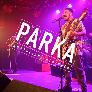 Bandfoto der Band Parka:
Mehrere Musiker stehen auf einer Bühne bei einem Live-Konzert. Im Vordergrund singt ein Musiker ins Mikrofon und spielt Bass. Die Bühne wird von violettem und pinkem Licht beleuchtet. Über dem Bild liegt der Schriftzug „PARKA – Anatolian Folk Rock“.