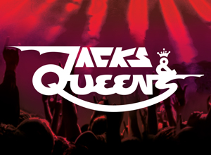 Logo „Jacks Queens“
Grafisches Bandlogo mit dem Schriftzug „Jacks Queens“ in Weiß vor einem rot beleuchteten Konzertpublikum. Im Hintergrund sind erhobene Hände und Bühnenlicht zu erkennen.