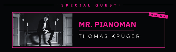 Veranstaltungsplakat „Mr. Pianoman“
Schwarz gestaltetes Veranstaltungsplakat mit pinken Akzenten. Zu sehen ist ein Schwarzweißfoto eines Musikers auf einem Klavier. Daneben stehen die Texte „MR. PIANOMAN“ und „THOMAS KRÜGER“ sowie der Hinweis „Special Guest“.
