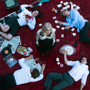 Foto Kings and Pills, 5 Musiker liegen auf dem Boden, überall Spielkarten verteilt