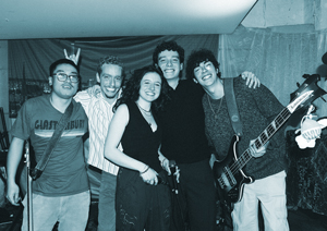 Bandfoto Bobby Pin: Bandfoto nach einem Auftritt

Fünf Musiker stehen eng beieinander auf einer Bühne und haben die Arme umeinandergelegt. Einer hält einen Bass, andere tragen Instrumentengurte. Die Aufnahme zeigt die Band in einer entspannten Stimmung nach einem Konzert.