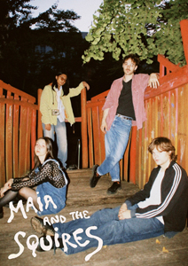 Bandfoto Maia and the Squires: Vier junge Menschen posieren auf einer hölzernen Brücke mit roten Geländern, im Hintergrund Bäume und Abendstimmung. Zwei Personen sitzen auf dem Boden, zwei lehnen lässig am Geländer. Ihre Kleidung ist bunt gemischt: Jeans, Hemden, gemusterte Blusen. Unten links im Bild steht handschriftlich „Maia and the Squires“. Die Stimmung wirkt entspannt, künstlerisch und etwas nostalgisch.