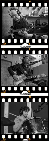 Bandfoto Teleborian: Die drei Schwarz-Weiß-Fotos, die im Stil eines Filmstreifens angeordnet sind, zeigen die Band Teleborian bei Studioaufnahmen. Auf dem ersten Bild sitzt ein Musiker mit Kopfhörern am Bass, konzentriert auf sein Spiel. Im zweiten Bild ist ein Gitarrist mit Kopfhörern zu sehen, der eine E-Gitarre spielt, umgeben von den schallgedämmten Wänden des Studios. Das dritte Foto zeigt den Schlagzeuger am Drumset, ebenfalls mit Kopfhörern, wie er in den Rhythmus vertieft spielt. Die Fotos vermitteln eine intime Atmosphäre des Musikmachens im Studio.