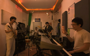 Bandfoto Groovy Habit: Band im Proberaum

Vier Musiker spielen gemeinsam in einem kleinen, warm beleuchteten Proberaum. Im Vordergrund sitzt ein Musiker am Keyboard, links steht ein Musiker am Mikrofon. Im Hintergrund sind Schlagzeug, Gitarre, Verstärker, Mikrofone und weitere Musikausrüstung zu sehen.
