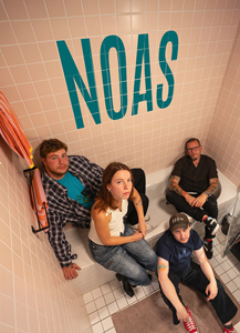 Band Foto NOAS:

Vier Personen sitzen und stehen in einem Badezimmer mit beige gefliesten Wänden. Eine Frau sitzt am Rand einer Badewanne und schaut direkt in die Kamera, drei Männer sitzen und lehnen sich daneben. Über ihnen ist in großen türkisfarbenen Buchstaben der Bandname „NOAS“ an die Wand geschrieben. Die Stimmung ist lässig und modern, das Foto ist warm beleuchtet und wirkt freundlich inszeniert.