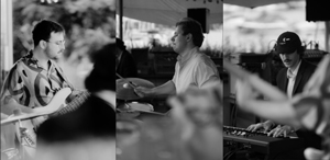 Band Foto Findus:

Drei Musiker, ebenfalls in einem dreigeteilten, schwarz-weißen Foto.
Links spielt ein Bassist mit gemusterter Hemdbluse im Freien, in der Mitte ein Schlagzeuger mit Hemd, rechts ein Keyboardspieler mit Basecap und Mikrofon. Sie treten in einem überdachten Außenbereich auf, vermutlich bei einem Konzert im Sommer.