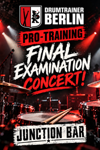 Bandfoto Drumtrainer Berlin: Konzertplakat „Drumtrainer Berlin“
Rot-schwarz gestaltetes Konzertplakat mit Schlagzeug, Trommeln und Drumsticks im Vordergrund. Oben befindet sich das Logo „Drumtrainer Berlin“ mit dem Schriftzug „Pro-Training“. Darunter steht in großen, auffälligen Buchstaben „Final Examination Concert!“. Am unteren Bildrand ist der Schriftzug „Junction Bar“ zu sehen. Rote und weiße Bühnenscheinwerfer beleuchten den Hintergrund.