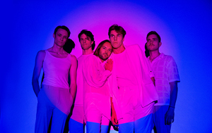 Foto Hotel Lunik,5 Musiker im pinkfarbenen Kreis Hintergrund blau