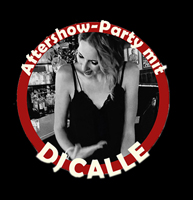 Bandfoto DJane Calle: Ein rundes Logo zeigt eine Frau in Schwarz-Weiß, die lächelnd an einem Tresen steht und nach unten blickt. Über ihr steht in einem roten Kreis der Text „Aftershow-Party mit“. Unter ihr, ebenfalls im Kreis, steht in großen Buchstaben „DJ CALLE“.